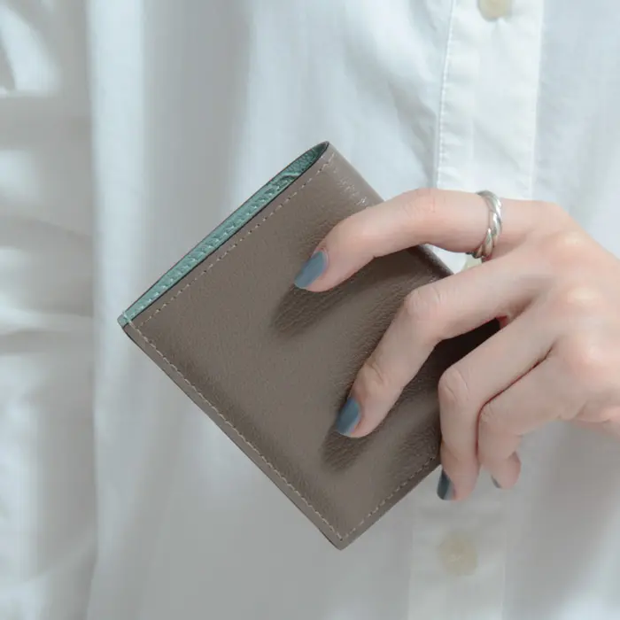L'arcobaleno ラルコバレーノ ゴートレザー 二つ折り ミニウォレット ≪7月末≫GRAY/MINT