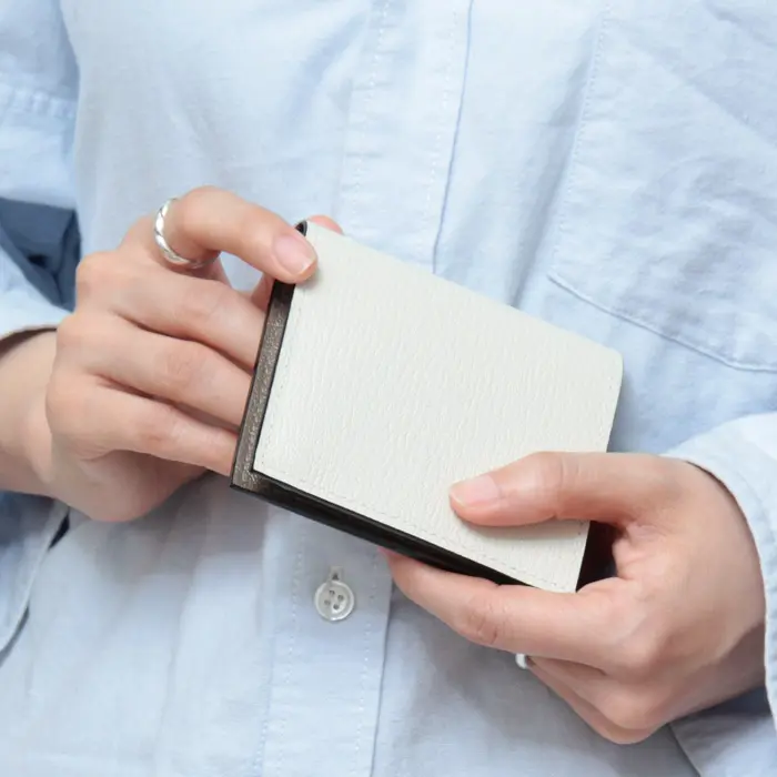 L'arcobaleno ラルコバレーノ ゴートレザー 二つ折り ミニウォレット WHITE/GRY