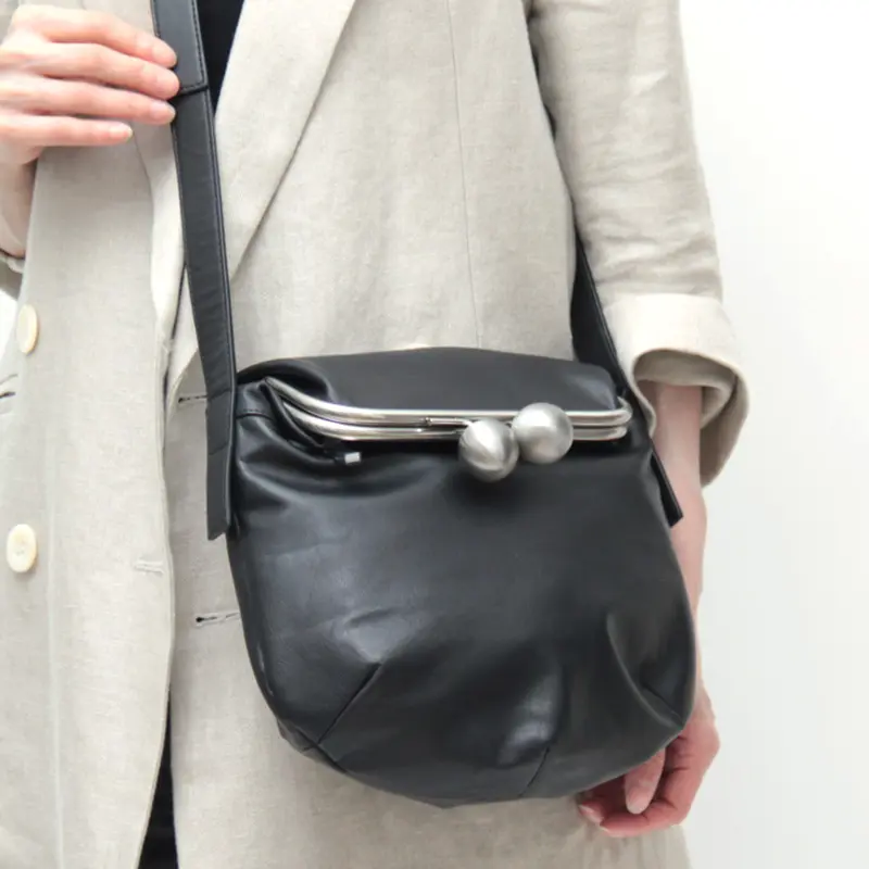 kawa-kawa カワカワ kuchigane レザー ショルダーバッグ