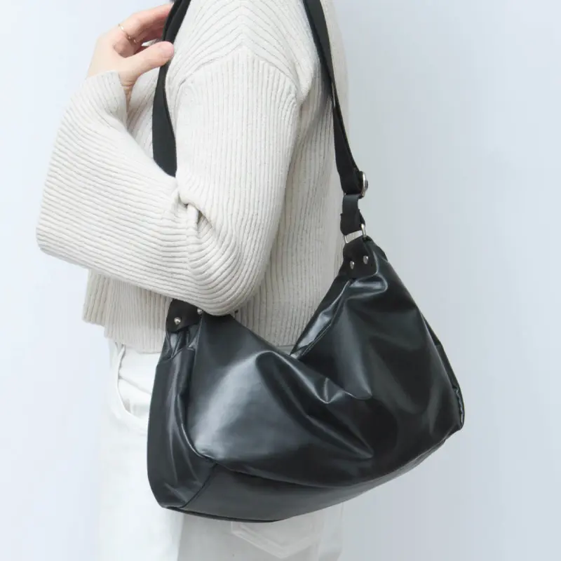 LIGHT LEATHER LIRIS レザー ショルダーバッグ